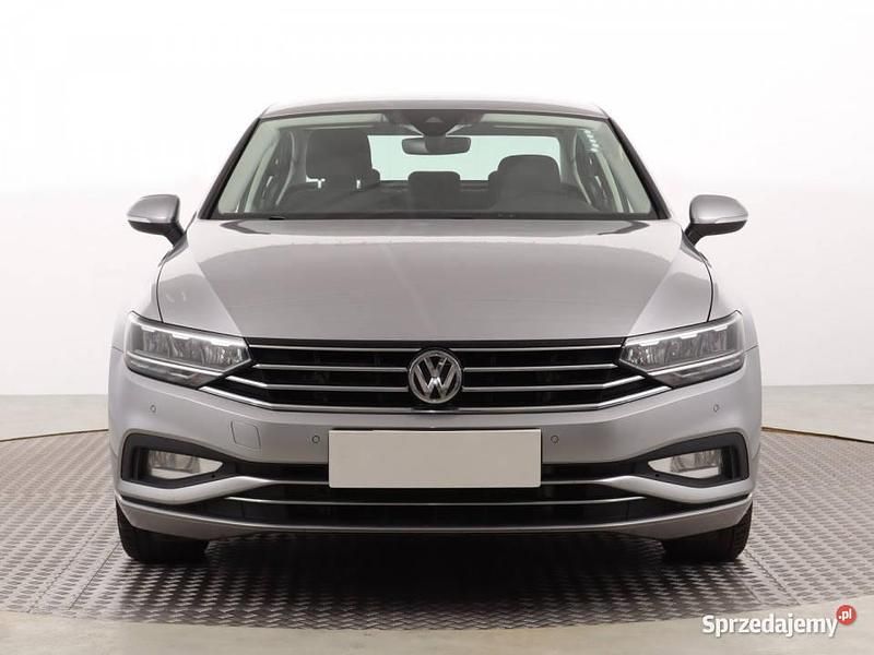 Szary Używany 2019 VW Passat Sedan/Limuzyna | 74 999 zł (Uczciwa cena) - Obraz 1/4