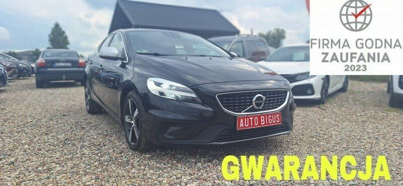 Czarny (metalik) Używany 2018 Volvo V40 R-Design Kombi | 65 900 zł (Uczciwa cena) - Obraz 1/4