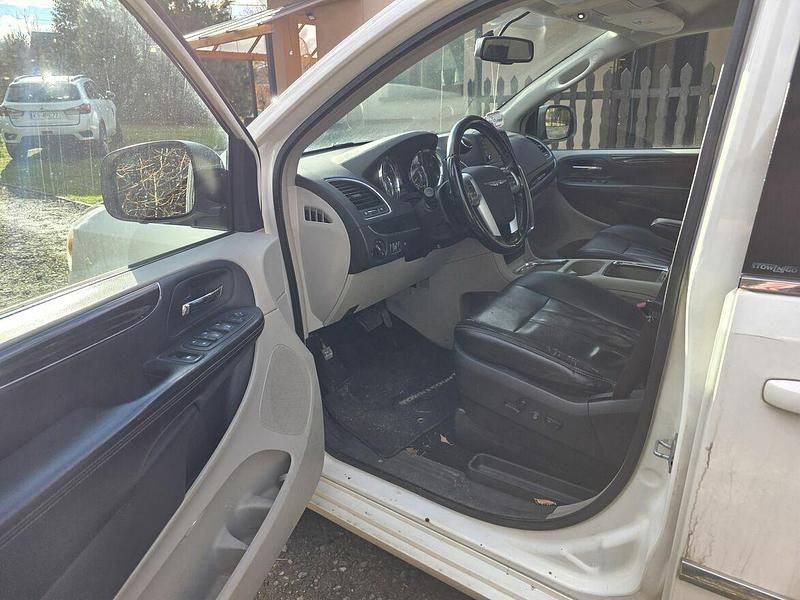 Używany Chrysler Town & Country 2013 Biały Minivan