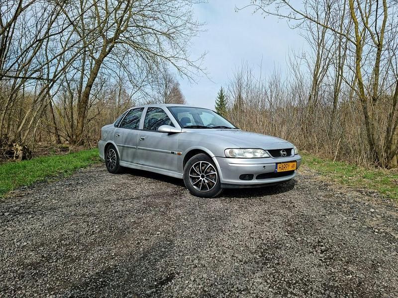 Srebrny Używany 1999 Opel Vectra Sedan/Limuzyna | 3000 zł - Obraz 1/4