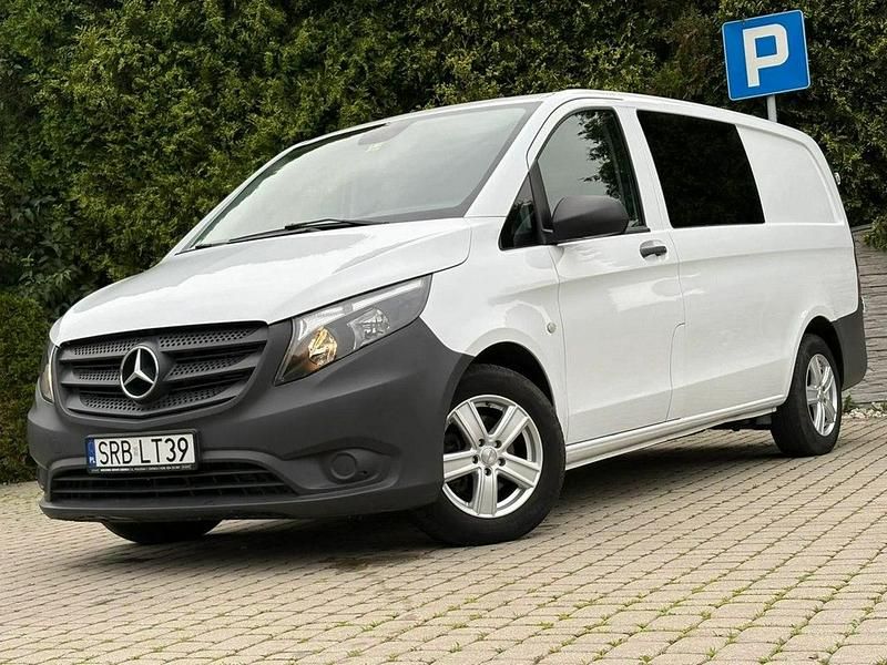 Biały (metalik) Używany 2017 Mercedes Vito Kombi | 56 777 zł - Obraz 1/4