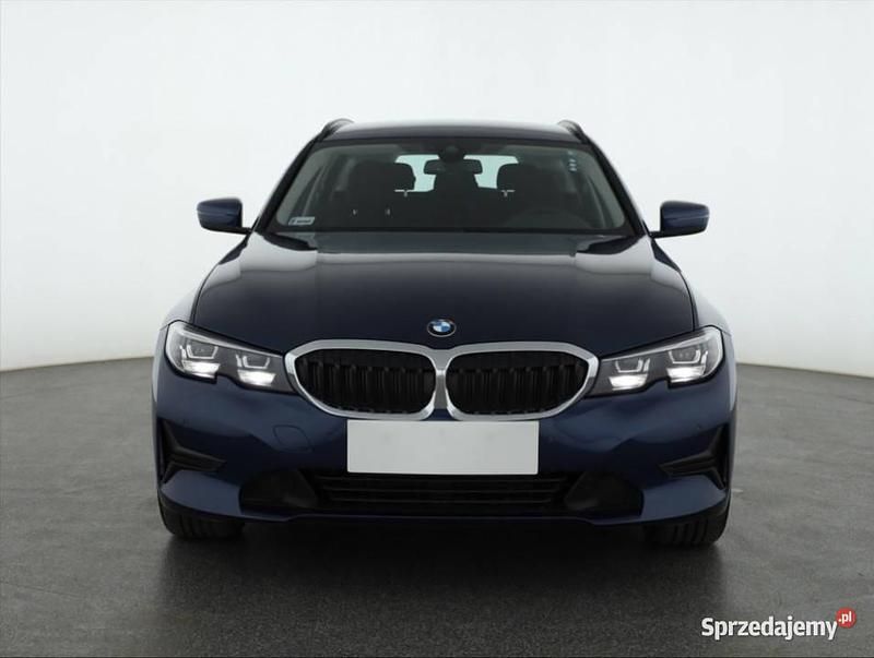 Niebieski Używany 2021 BMW 318 Kombi | 104 999 zł - Obraz 1/4