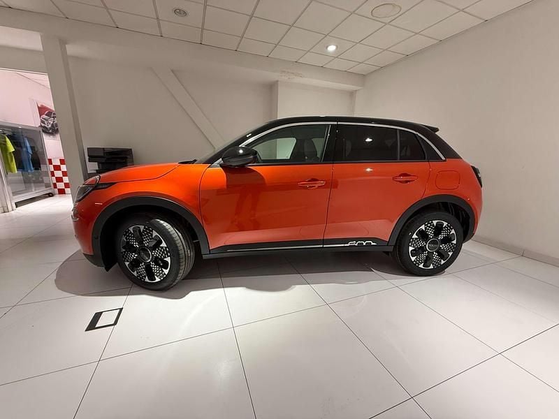 Nowe Fiat 600 La Prima 145 KM (106 kW) 2025 Lakier metalizowany zielony mare z dachem w kolorze czarny cinema Hatchback