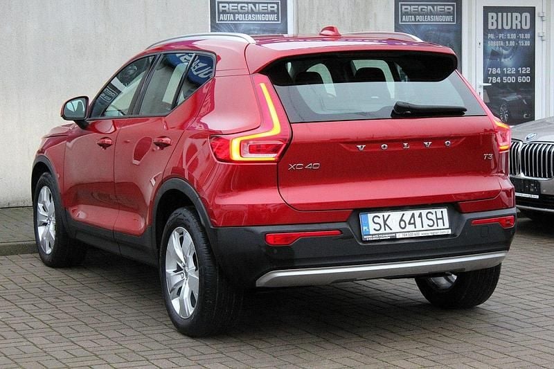 Używany Volvo XC40 Momentum 163 KM (119 kW) 2020 Bordowy (metalik) SUV