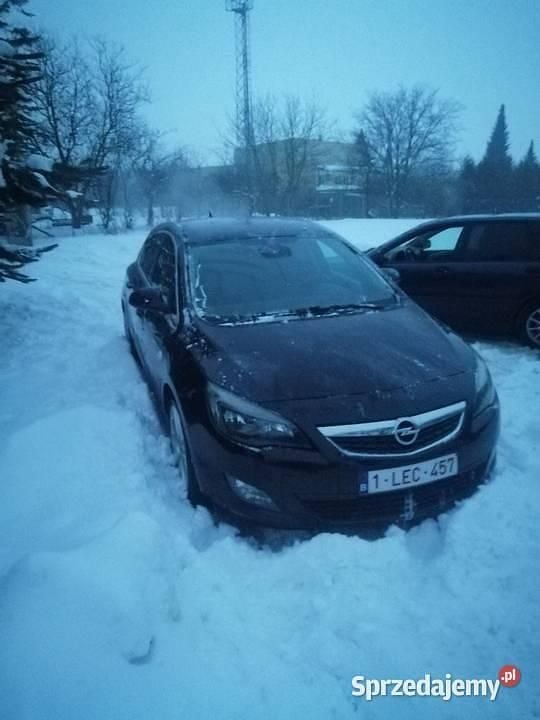 Używany Opel Astra 2011 Czarny Hatchback