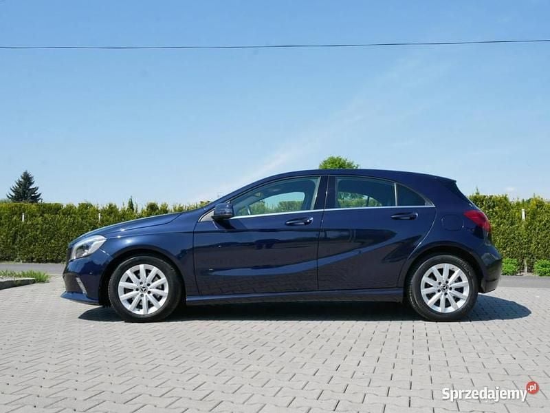 Niebieski ciemny (metalik) Używany 2017 Mercedes A180 Hatchback | 54 900 zł (Super Cena) - Obraz 1/4