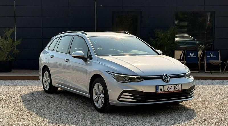 Srebrny (metalik) Używany 2021 VW Golf VIII Kombi | 64 800 zł (Uczciwa cena) - Obraz 1/3