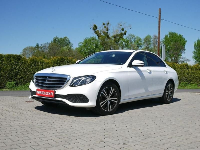 Biały Używany 2017 Mercedes E220 Sedan/Limuzyna | 92 700 zł (Super Cena) - Obraz 1/4