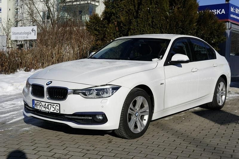 Używany BMW 318 Sport Line 136 KM (100 kW) 2017 Biały Sedan/Limuzyna