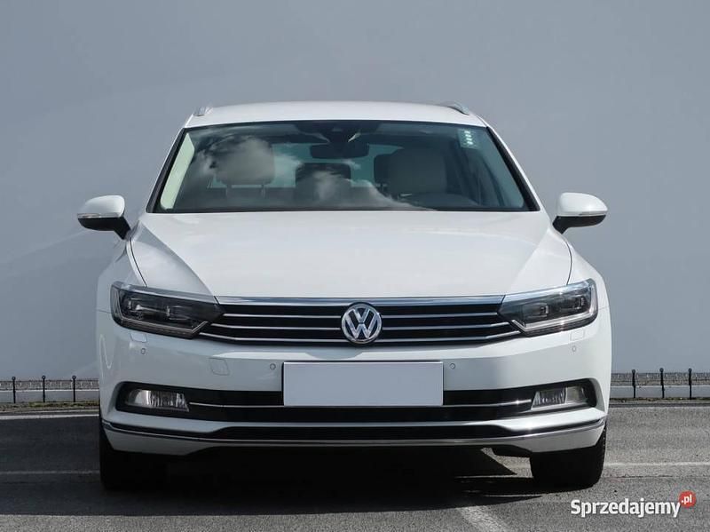Biały Używany 2016 VW Passat Kombi | 55 999 zł (Uczciwa cena) - Obraz 1/4