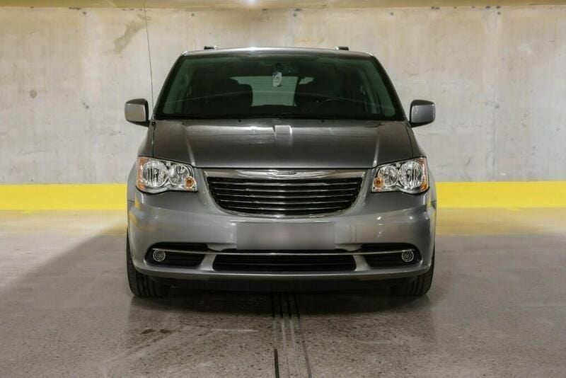 Srebrny Używany 2015 Chrysler Town & Country Minivan | 49 000 zł - Obraz 1/4