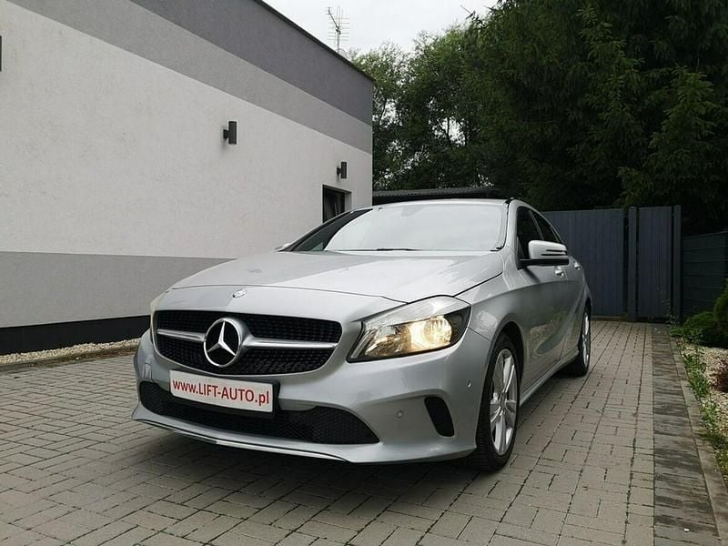 Używany Mercedes A180 122 KM (89 kW) 2017 Srebrny Hatchback