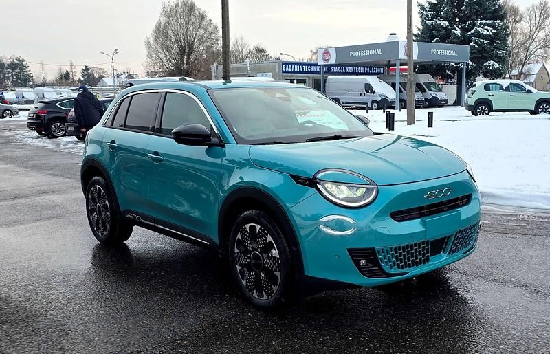Nowe Fiat 600E La Prima 114 kW (156 KM) 2025 Lakier metalizowany lazurowy acqua Hatchback