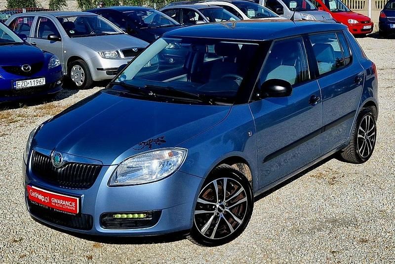 Niebieski jasny (metalik) Używany 2010 Skoda Fabia Hatchback | 11 900 zł (Dobra cena) - Obraz 1/4