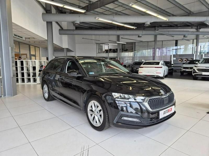 Czarny (metalik) Używany 2021 Skoda Octavia Kombi | 71 900 zł (Uczciwa cena) - Obraz 1/4