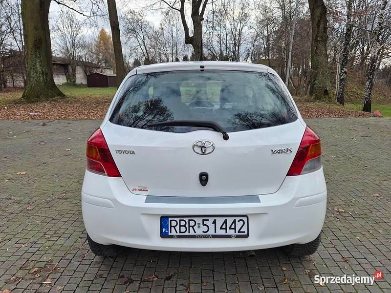 Biały Używany 2009 Toyota Yaris Hatchback | 17 900 zł (Uczciwa cena) - Obraz 1/4