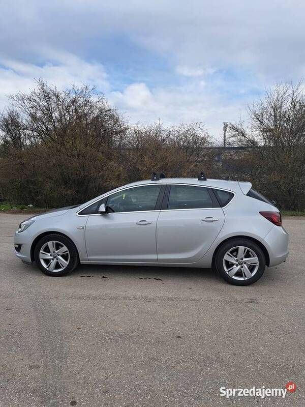 Srebrny Używany 2014 Opel Astra Hatchback | 40 000 zł (Uczciwa cena) - Obraz 1/4
