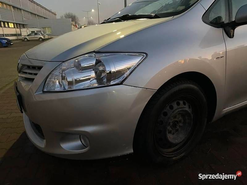 Używany Toyota Auris 132 KM (97 kW) 2012 Srebrny Sedan/Limuzyna