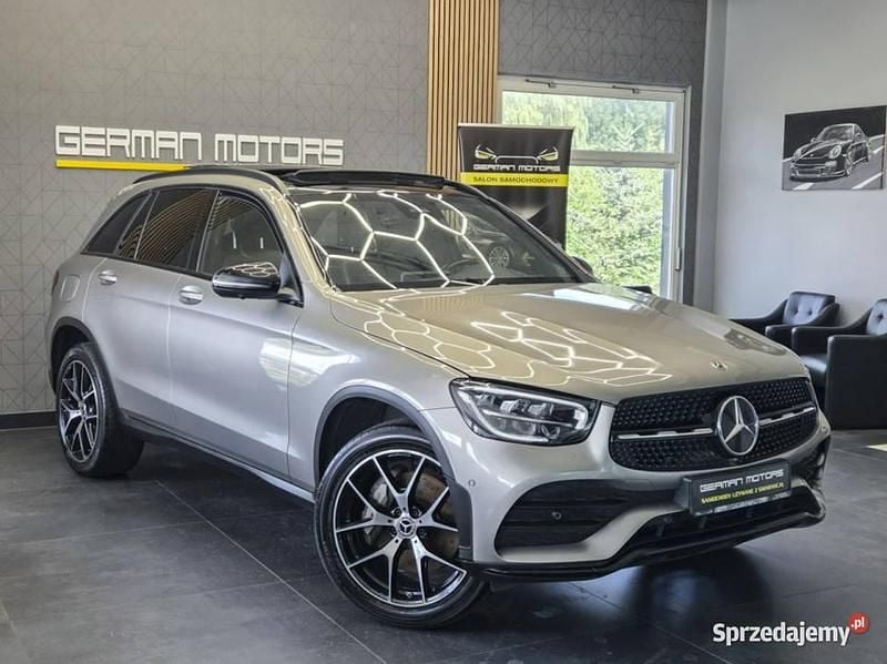 Szary Używany 2022 Mercedes GLC300e AMG SUV | 121 870 zł - Obraz 1/4