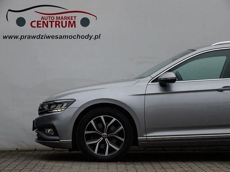 Srebrny (metalik) Używany 2021 VW Passat Kombi | 89 900 zł (Uczciwa cena) - Obraz 1/3