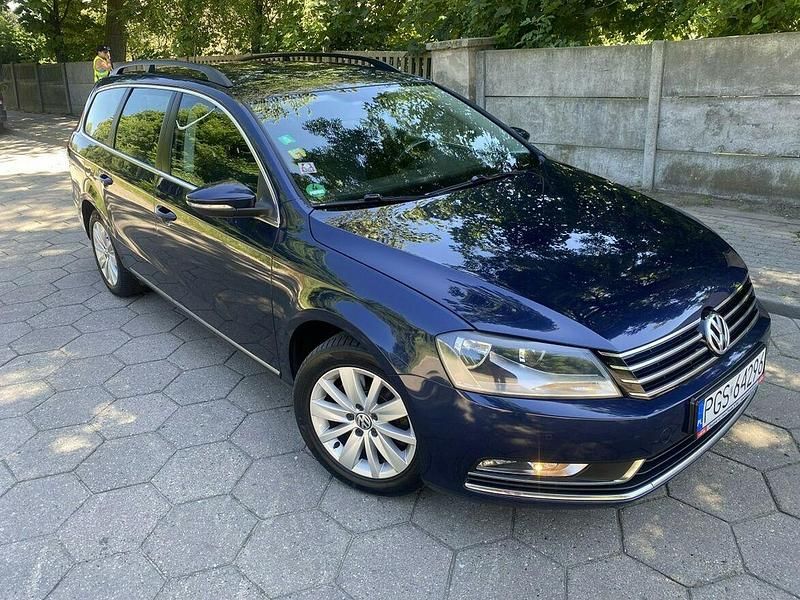 Granatowy Używany 2013 VW Passat Kombi | 27 999 zł (Uczciwa cena) - Obraz 1/4