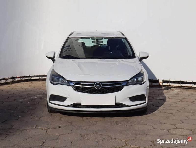 Biały Używany 2018 Opel Astra Kombi | 34 999 zł (Dobra cena) - Obraz 1/4