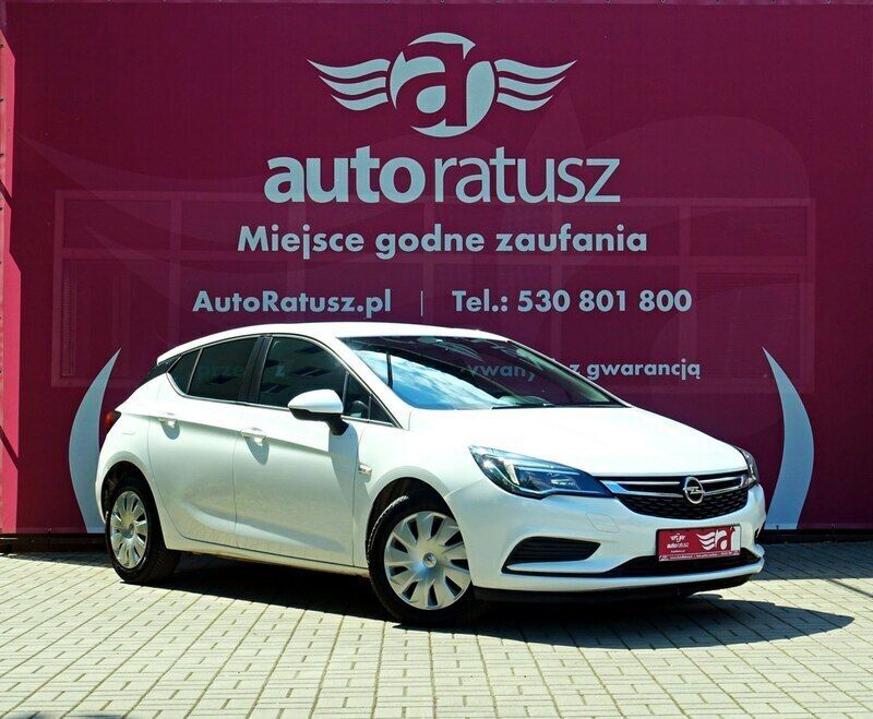 Biały Używany 2018 Opel Astra Hatchback | 28 900 zł (Super Cena) - Obraz 1/4