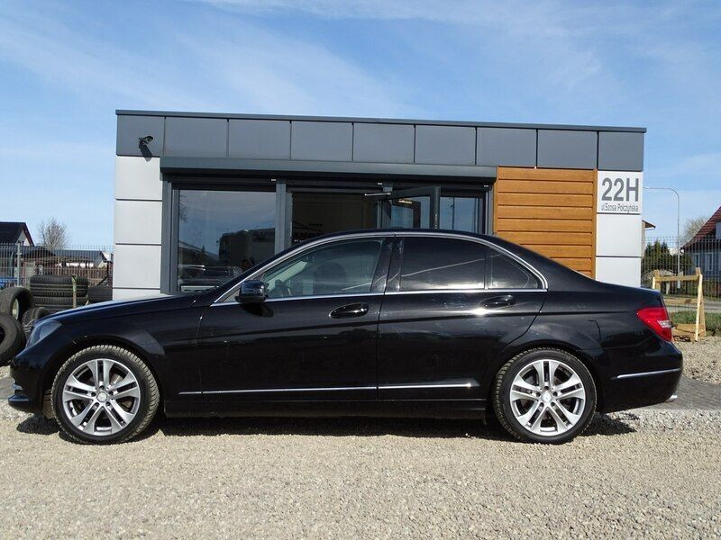 Używany Mercedes C220 170 KM (125 kW) 2013 Czarny (metalik) Sedan/Limuzyna