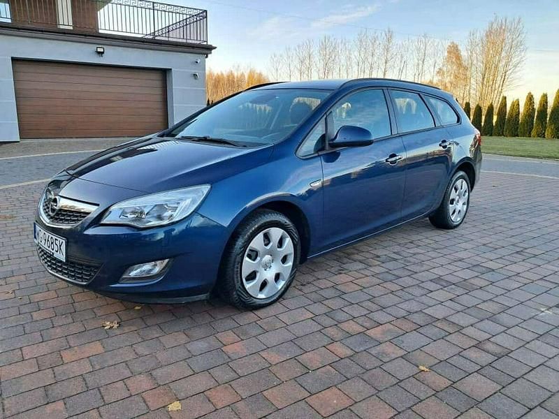 Używany Opel Astra 140 KM (102 kW) 2011 Inny kolor Sedan/Limuzyna