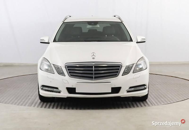 Biały Używany 2012 Mercedes E200 Kombi | 40 999 zł (Uczciwa cena) - Obraz 1/4
