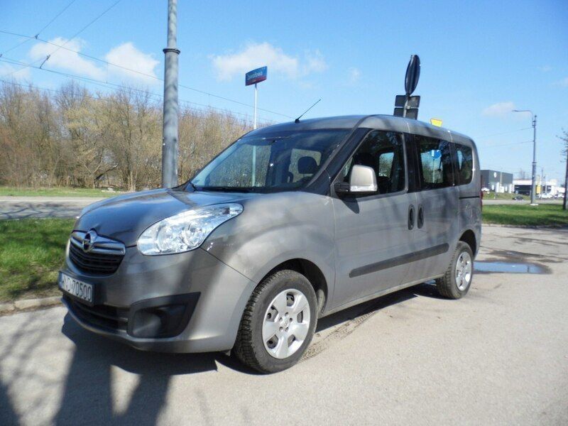 Beżowy Używany 2018 Opel Combo Minivan | 42 900 zł - Obraz 1/4