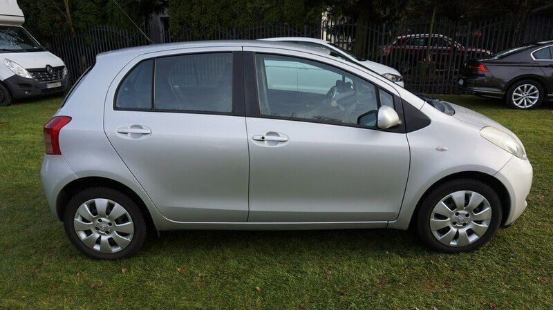 Używany Toyota Yaris 87 KM (63 kW) 2007 Szary Hatchback