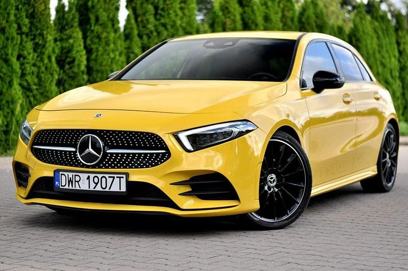 Żółty (metalik) Używany 2021 Mercedes A180 Hatchback | 88 900 zł (Dobra cena) - Obraz 1/4