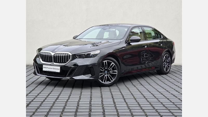 Szary sophisto z brylantowym połyskiem metalizowany Używany 2024 BMW 520 Shadowline Sedan/Limuzyna | 234 900 zł - Obraz 1/3
