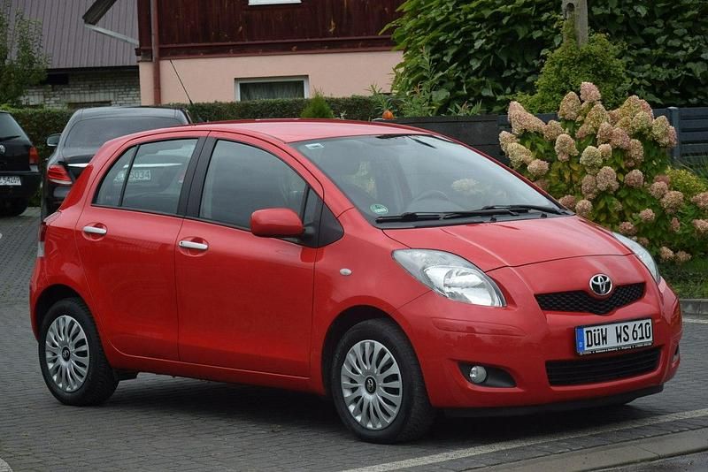 Czerwony Używany 2010 Toyota Yaris Hatchback | 20 900 zł (Uczciwa cena) - Obraz 1/4