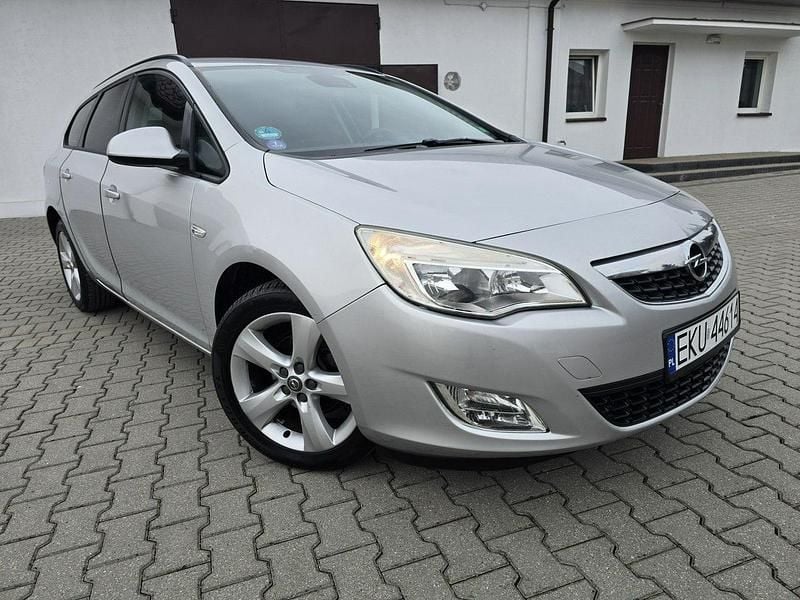 Srebrny Używany 2011 Opel Astra Kombi | 15 900 zł (Dobra cena) - Obraz 1/4