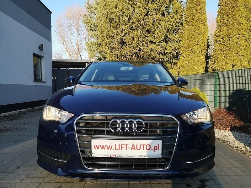 Używany Audi A3 Sportback 140 KM (102 kW) 2013 Granatowy Hatchback