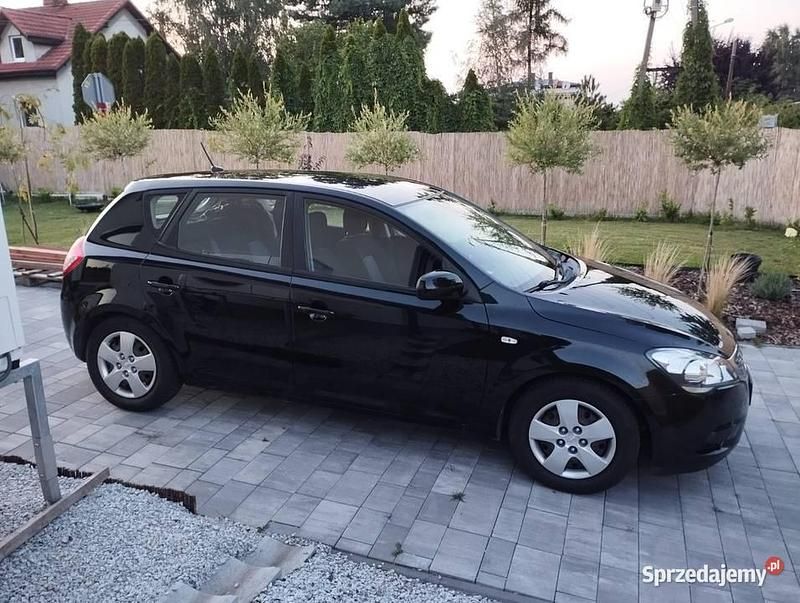 Czarny Używany 2010 Kia Ceed 2 Hatchback | 19 900 zł (Dość drogi) - Obraz 1/4