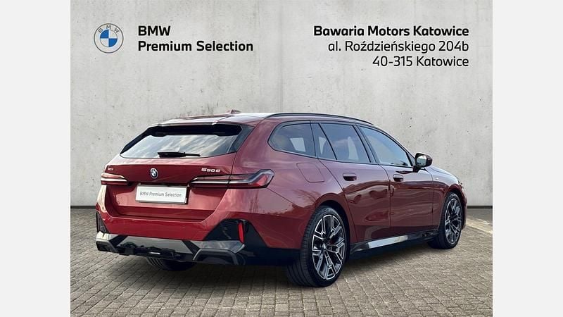 Używany BMW 550e Comfort Edition 489 KM (359 kW) 2025 Czerwony fire red metalizowany Kombi