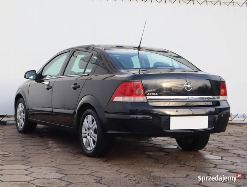 Używany Opel Astra 2010 Czarny Sedan/Limuzyna