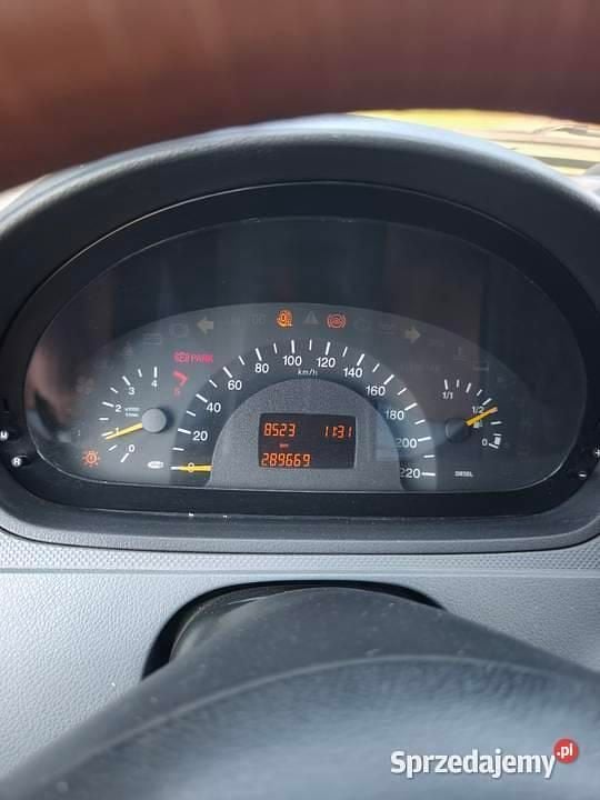 Biały Używany 2006 Mercedes Vito Minivan | 12 500 zł (Uczciwa cena) - Obraz 1/4