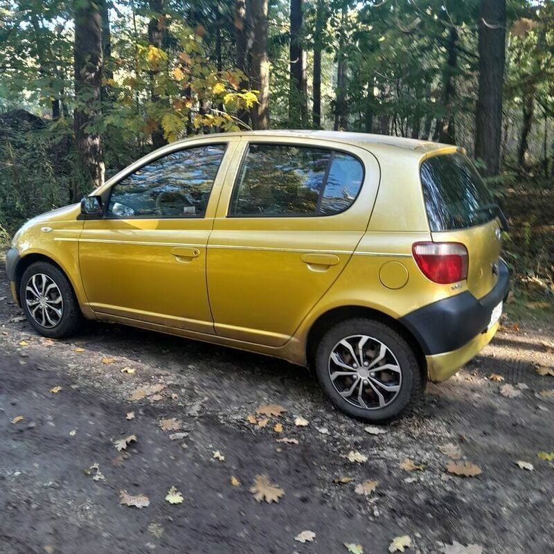 Używany Toyota Yaris 68 KM (50 kW) 2001 Żółtozłoty Coupe