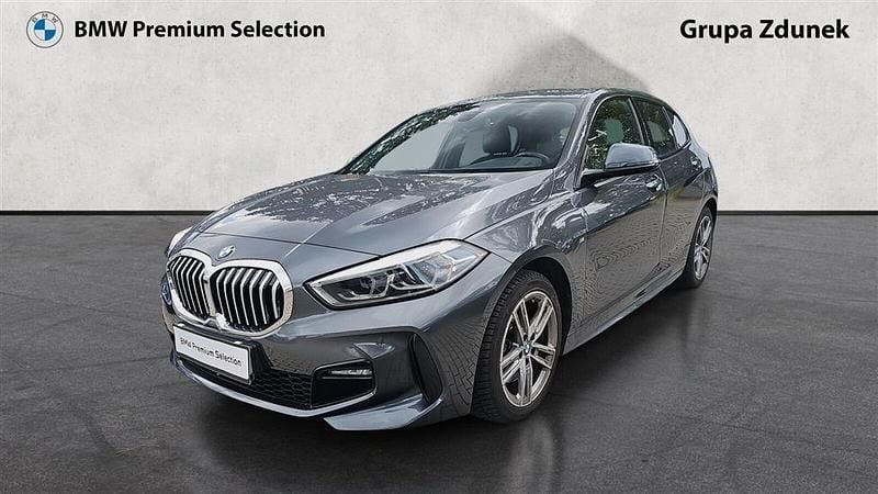 Szary mineralny metalizowany Używany 2021 BMW 118 Shadowline Hatchback | 98 900 zł (Uczciwa cena) - Obraz 1/3