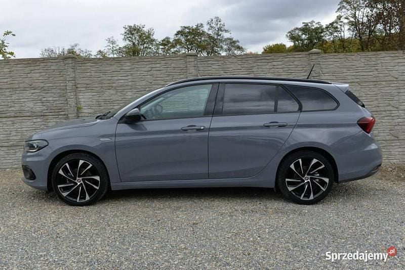 Szary Używany 2017 Fiat Tipo Kombi | 38 800 zł (Uczciwa cena) - Obraz 1/4