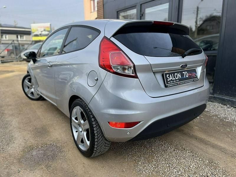 Używany Ford Fiesta 75 KM (55 kW) 2014 Srebrny Hatchback