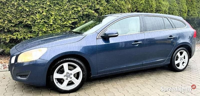 Używany Volvo V60 Momentum 2012 Granatowy Kombi