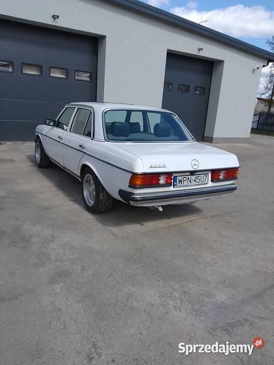 Biały Używany 1980 Mercedes E300 Sedan/Limuzyna | 22 000 zł - Obraz 1/4