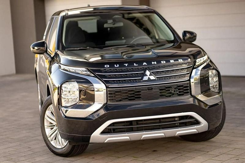 Używany Mitsubishi Outlander 180 KM (132 kW) 2024 Czarny (metalik) SUV