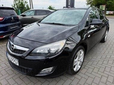 Czarny Używany 2011 Opel Astra Hatchback | 21 700 zł (Uczciwa cena) - Obraz 1/4