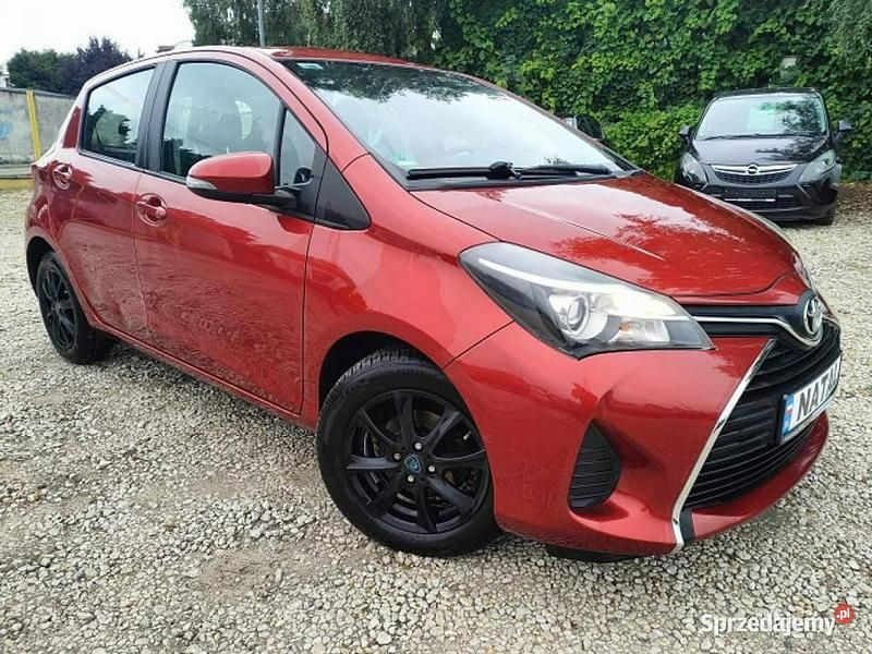 Używany Toyota Yaris 70 KM (51 kW) 2015 Bordowy Hatchback
